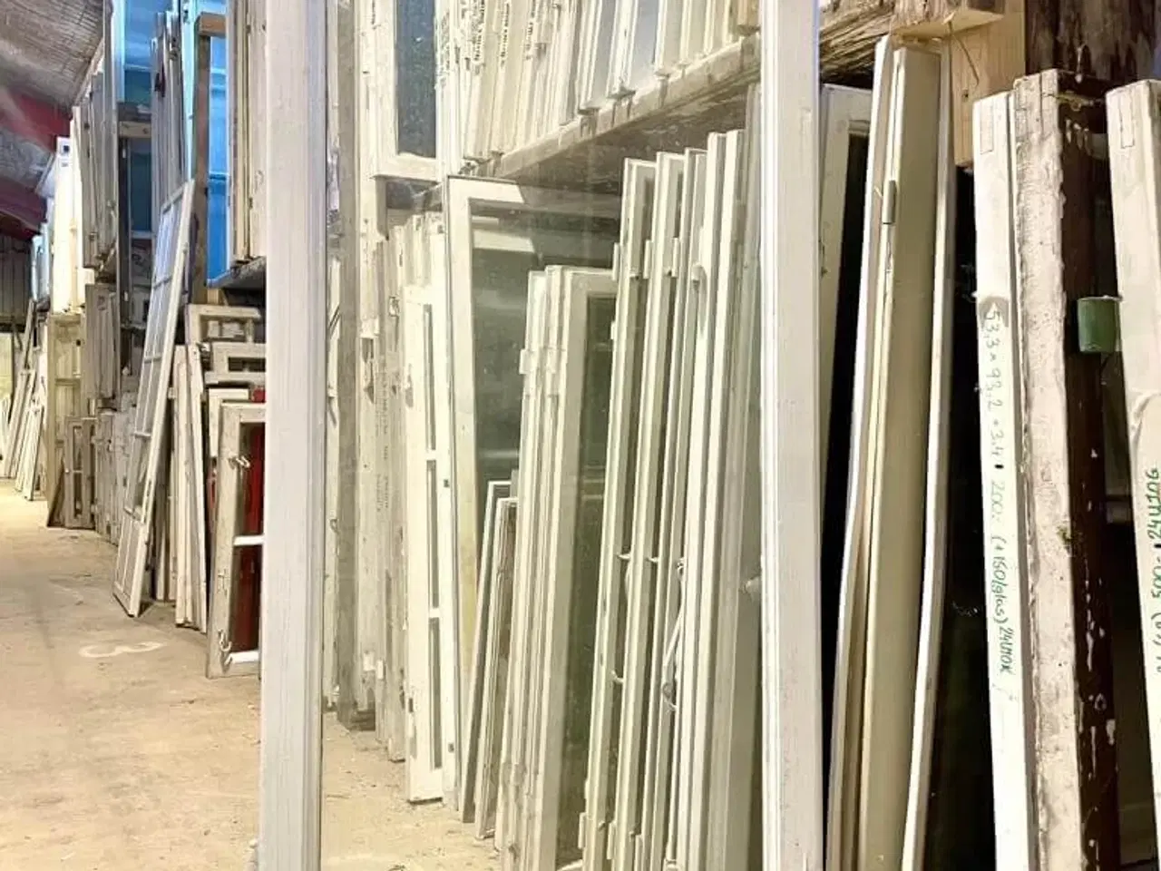 Billede 1 - Klassisk, højt forsatsvindue u. ramme