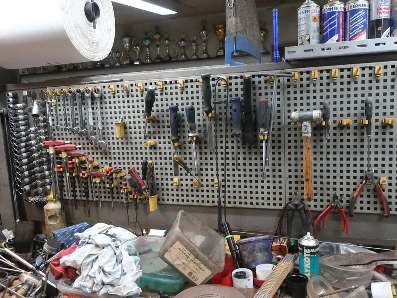 Billede 10 - Arbejdsbord med skruestik, værktøjstavle med div. Værktøj m.m.