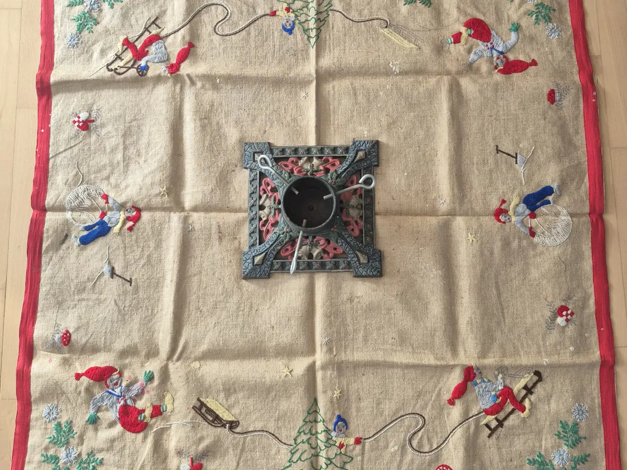 Billede 1 - Vintage Juletræsfod i Støbejern og Smukt Brodert J