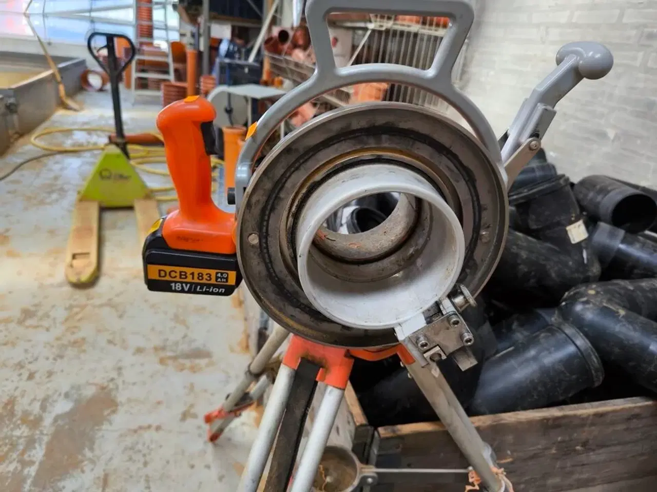 Billede 2 - Elektrisk rørskærer MICHANN 110 på stativ, inkl. batteri