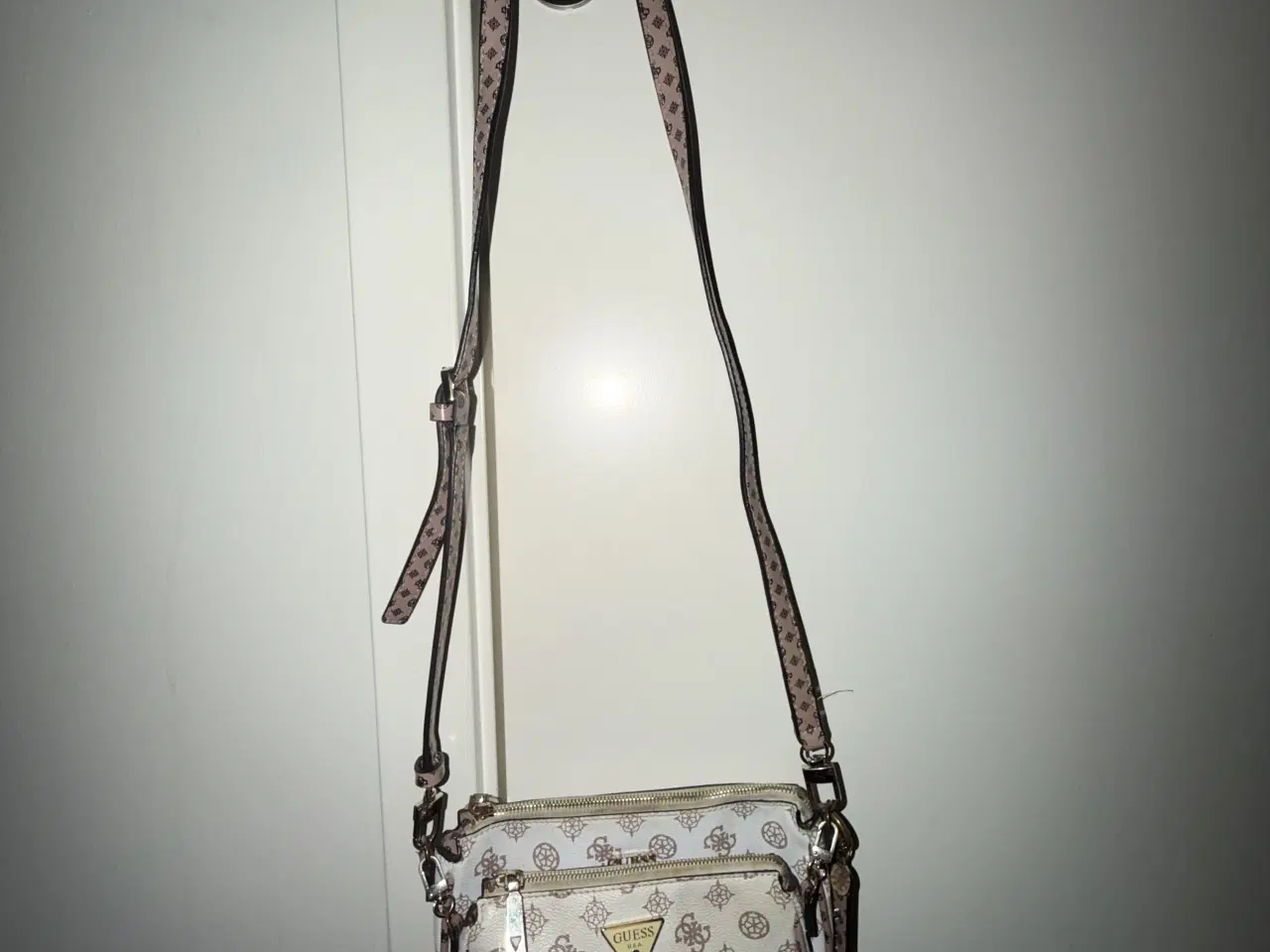 Billede 1 - GUESS Skuldertaske