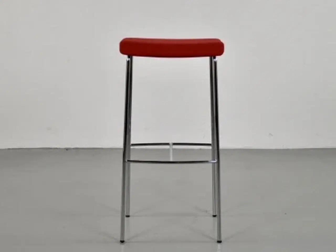 Billede 3 - Magnus olesen pause barstol med rødt polster på sædet og krom stel