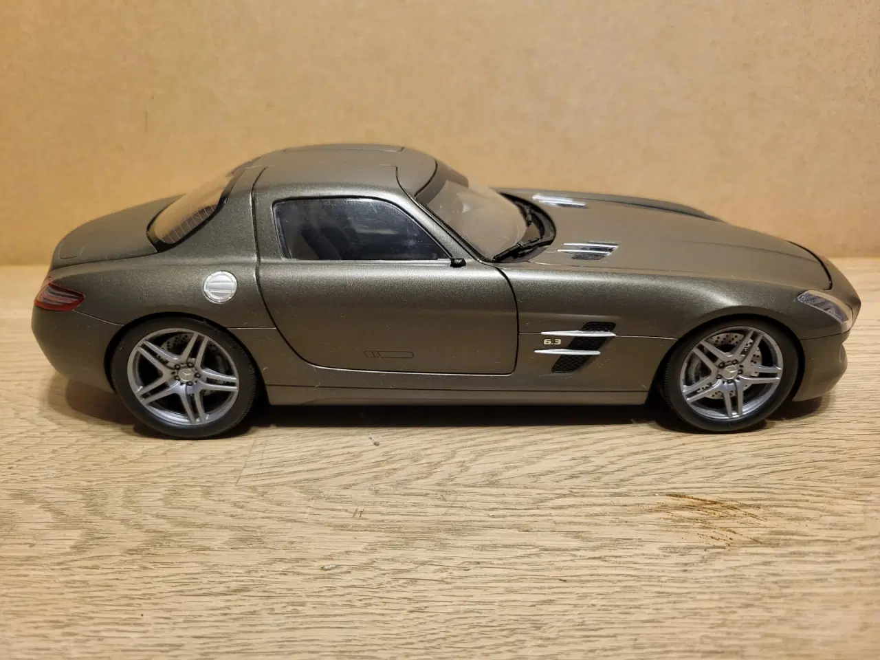 Billede 2 - Modelbil. Mercedes-Benz SLS AMG (2010) Skala 1/18