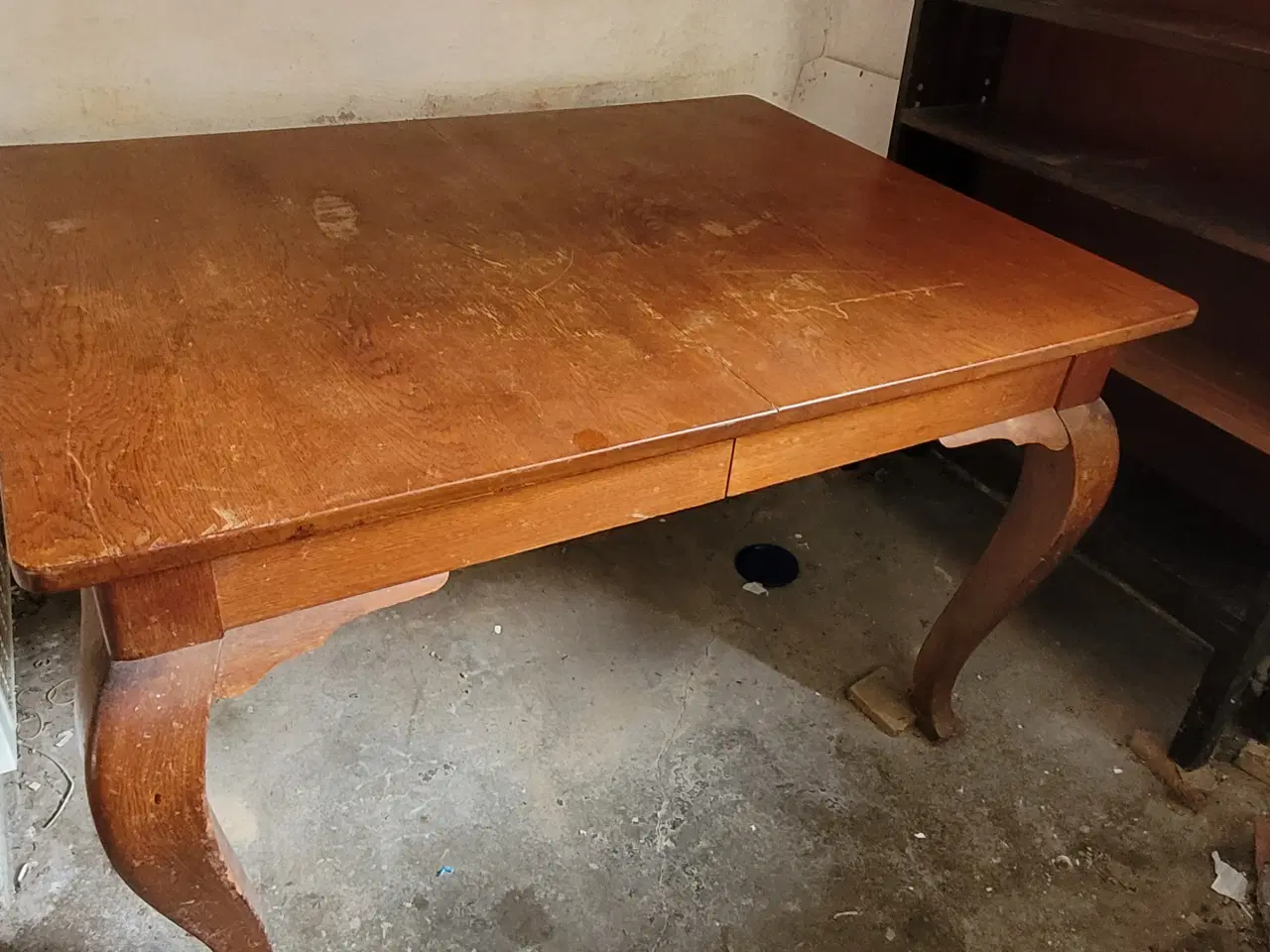 Billede 1 - Gammelt spisebord i solid træ