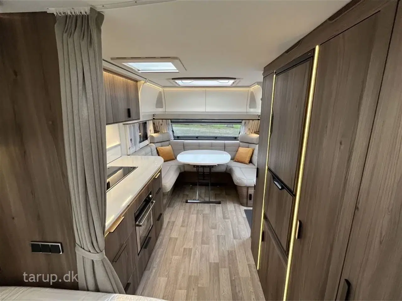 Billede 10 - 2026 - Kabe Smaragd 520 XL KS Premium Line Fransk seng, rundsiddegruppe i beige skind, ALDE centralvarme, vandbåren gulvvarme, stort kompressor køleskab