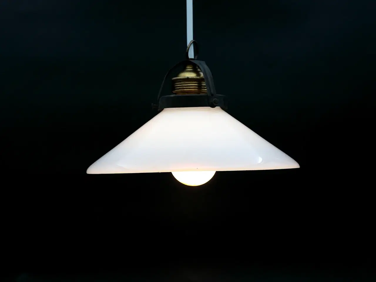 Billede 5 - Skomagerlampe i opalglas – dansk design 1940–50