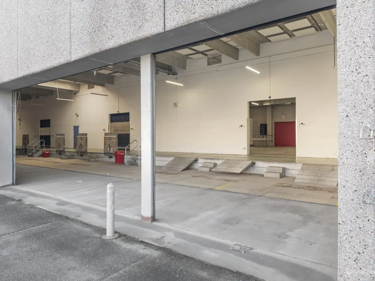 Billede 13 - Højloftet lager m. 26 porte