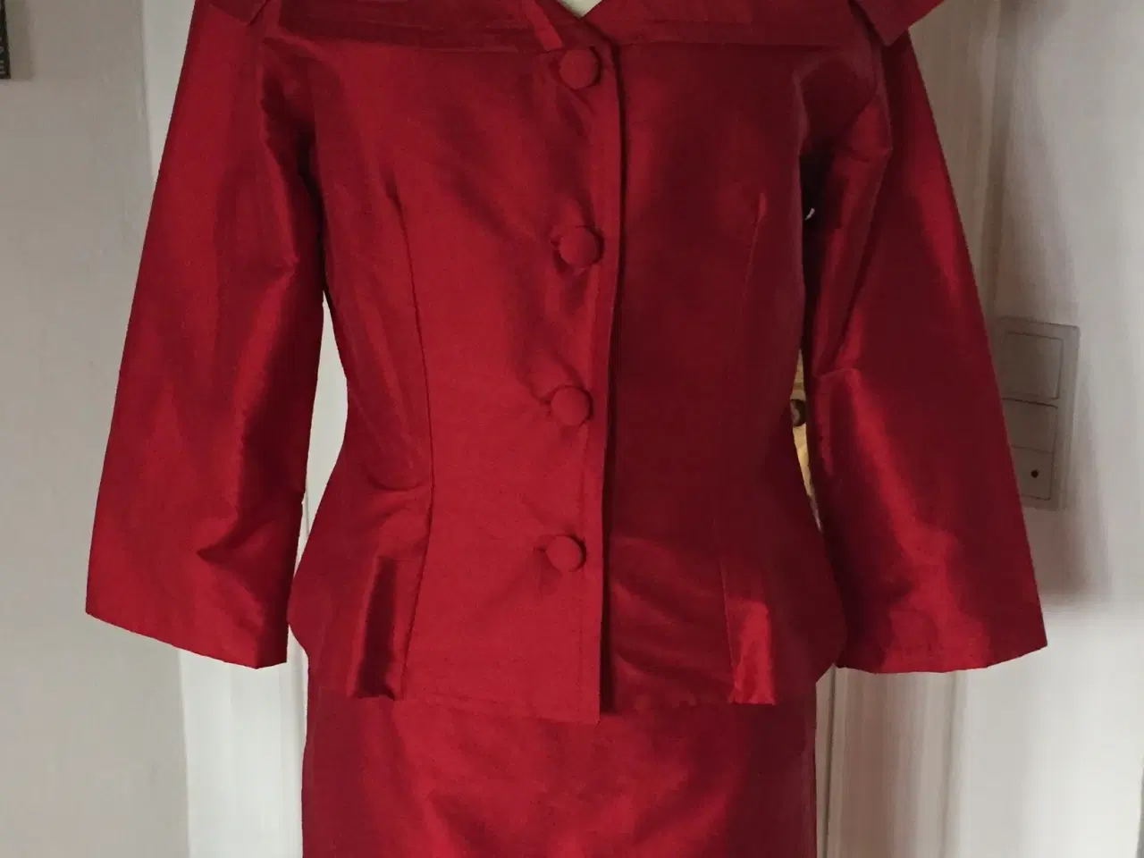 Billede 1 - Helsilke sæt jakke og nederdel