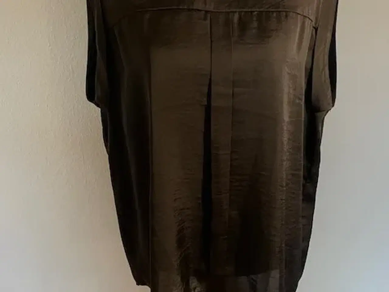 Billede 3 - NEDSAT Sort Asos top med meget kort ærme, str. 46