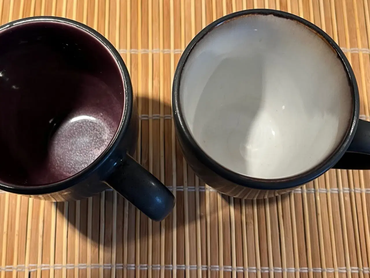 Billede 3 - 2 Bitz krus - ens udvendigt - lilla og cremefarvet