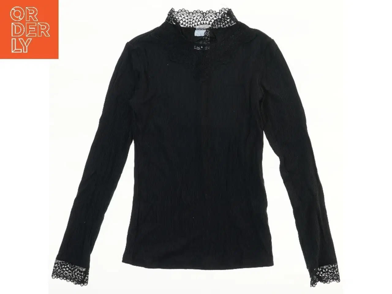 Billede 1 - Bluse med blondedetaljer fra VRS (str. 140)