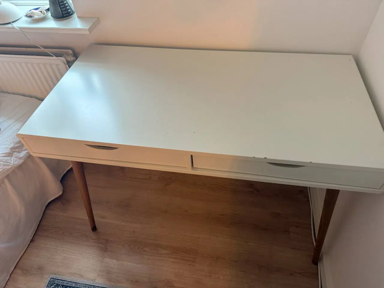 Billede 3 - Skrivebord med stol. Kan sælges separat 