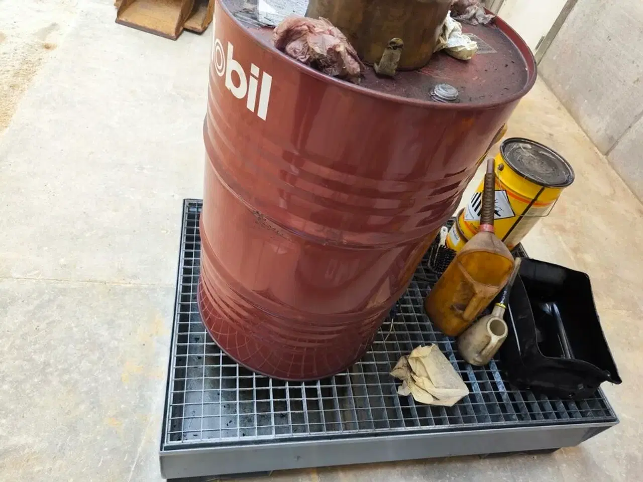 Billede 1 - 2 stk. kemistationer inkl. indhold