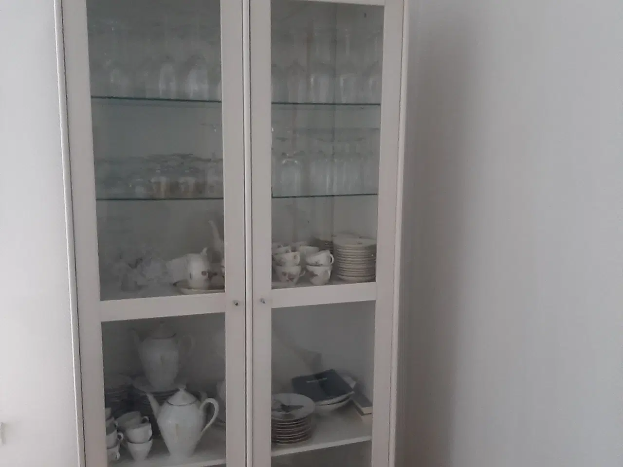 Billede 1 - Vitrineskab hvid /glas 