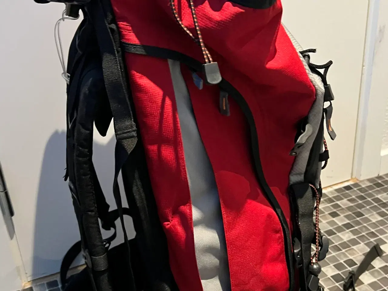 Billede 2 - & Other Stories rygsæk  70 stof unisex rød/grå