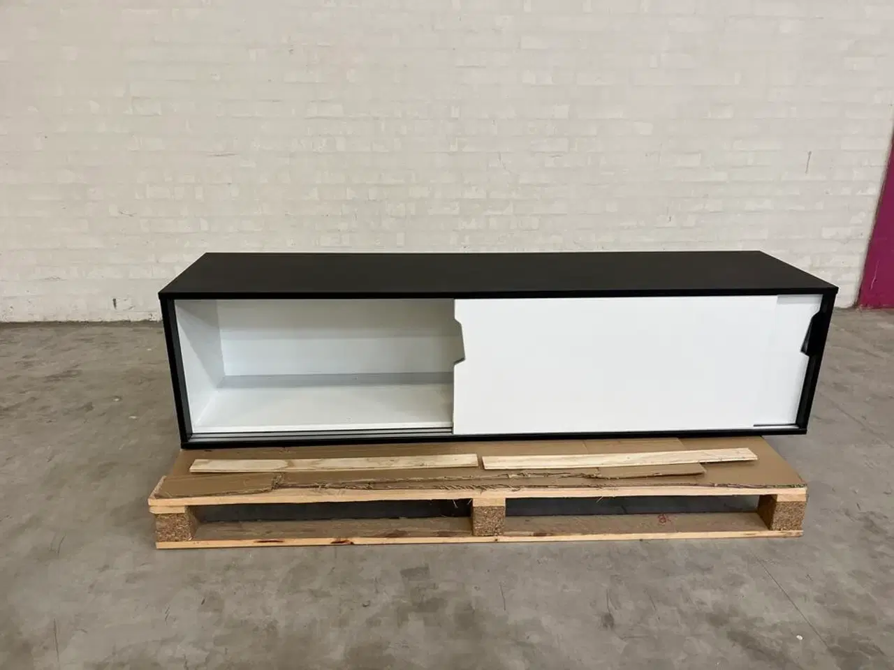 Billede 4 - Skab til ophæng på væggen. 160x40x40 cm., brugt