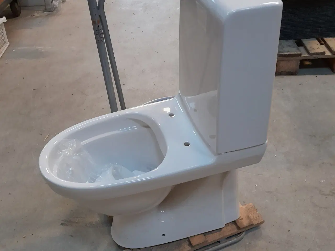 Billede 1 - Nyt Laufen Kompas toilet, uden skyllekant, hvid. 