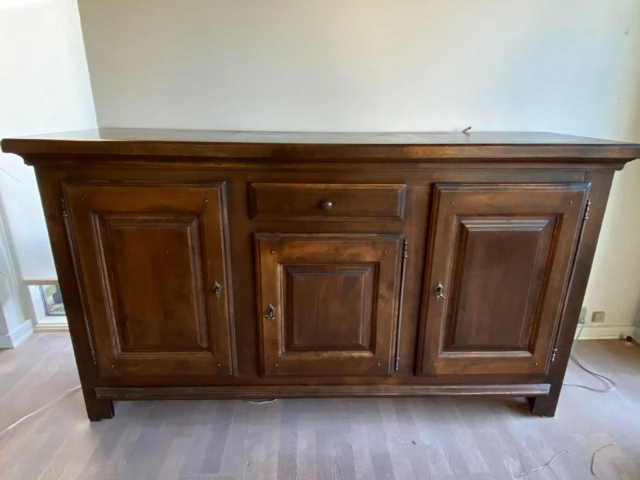 Billede 1 - Skænk i mørk Eg fra Frankrig