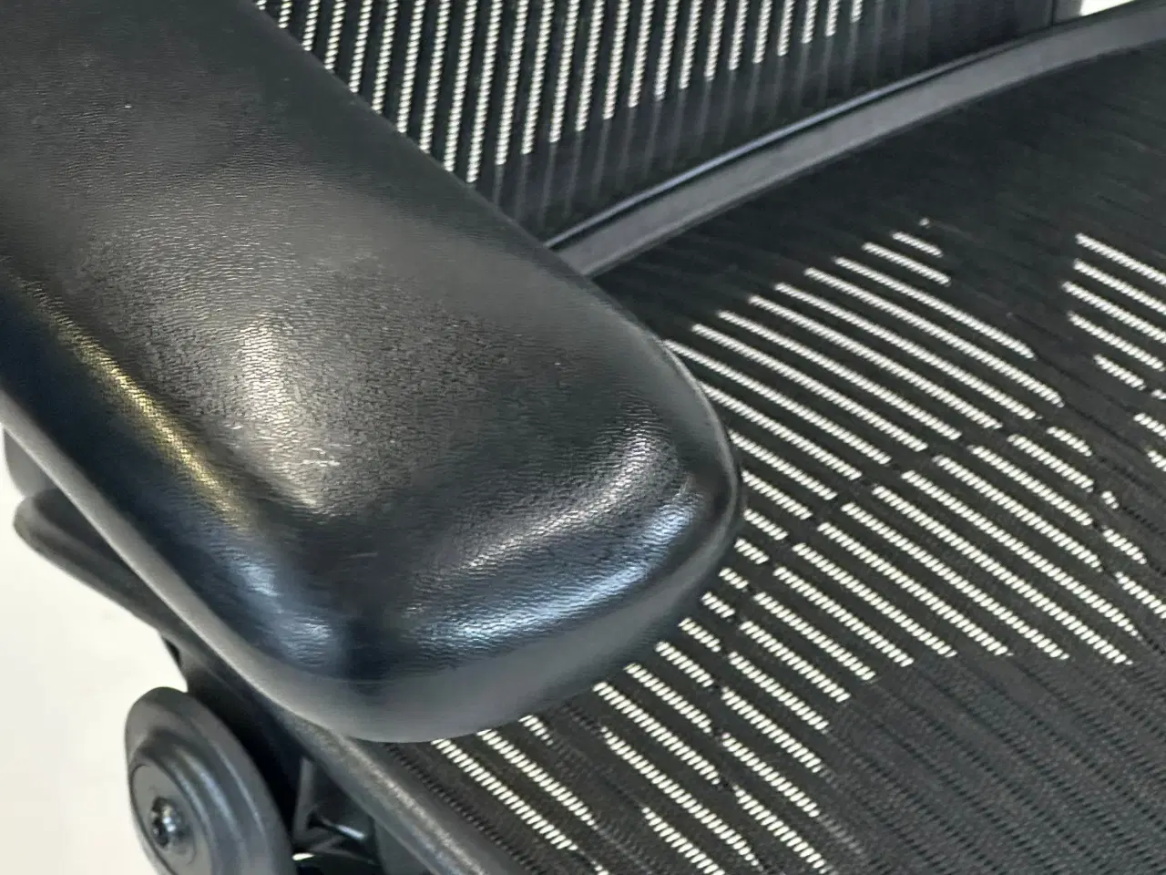 Billede 7 - Herman Miller Aeron C Kontorstol – Mørkegrå