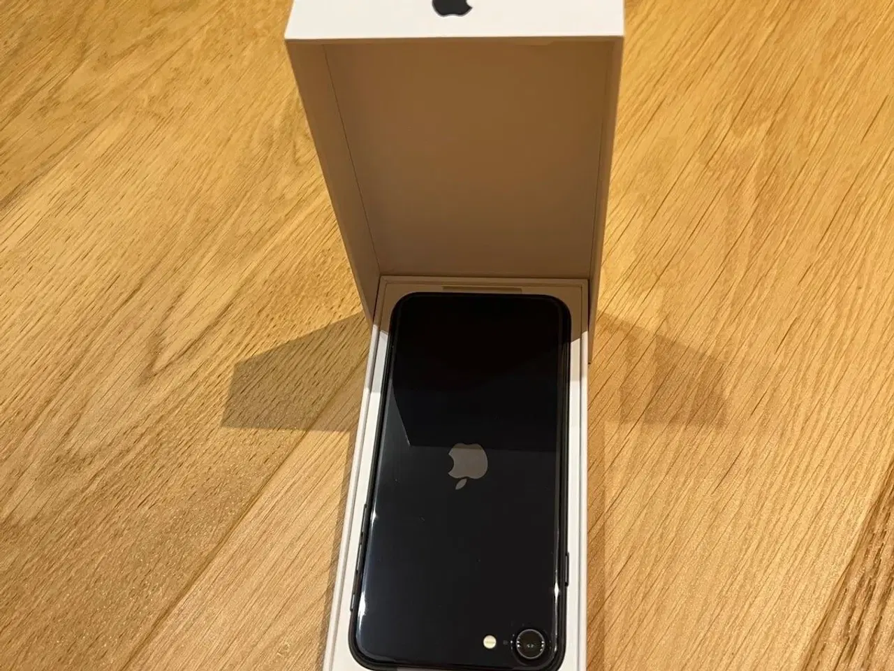 Billede 2 - iPhone SE 3. generation, 64 GB + læderetui, NY!