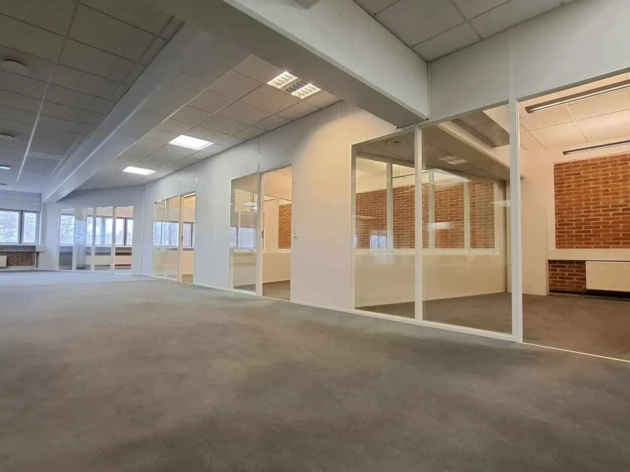 Billede 36 - Suveræn Beliggenhed – Showroom. Klinik, Butik, Gaming, Kontor mm. – Stort åbent areal i midten og mindre cellekontorer i glas.