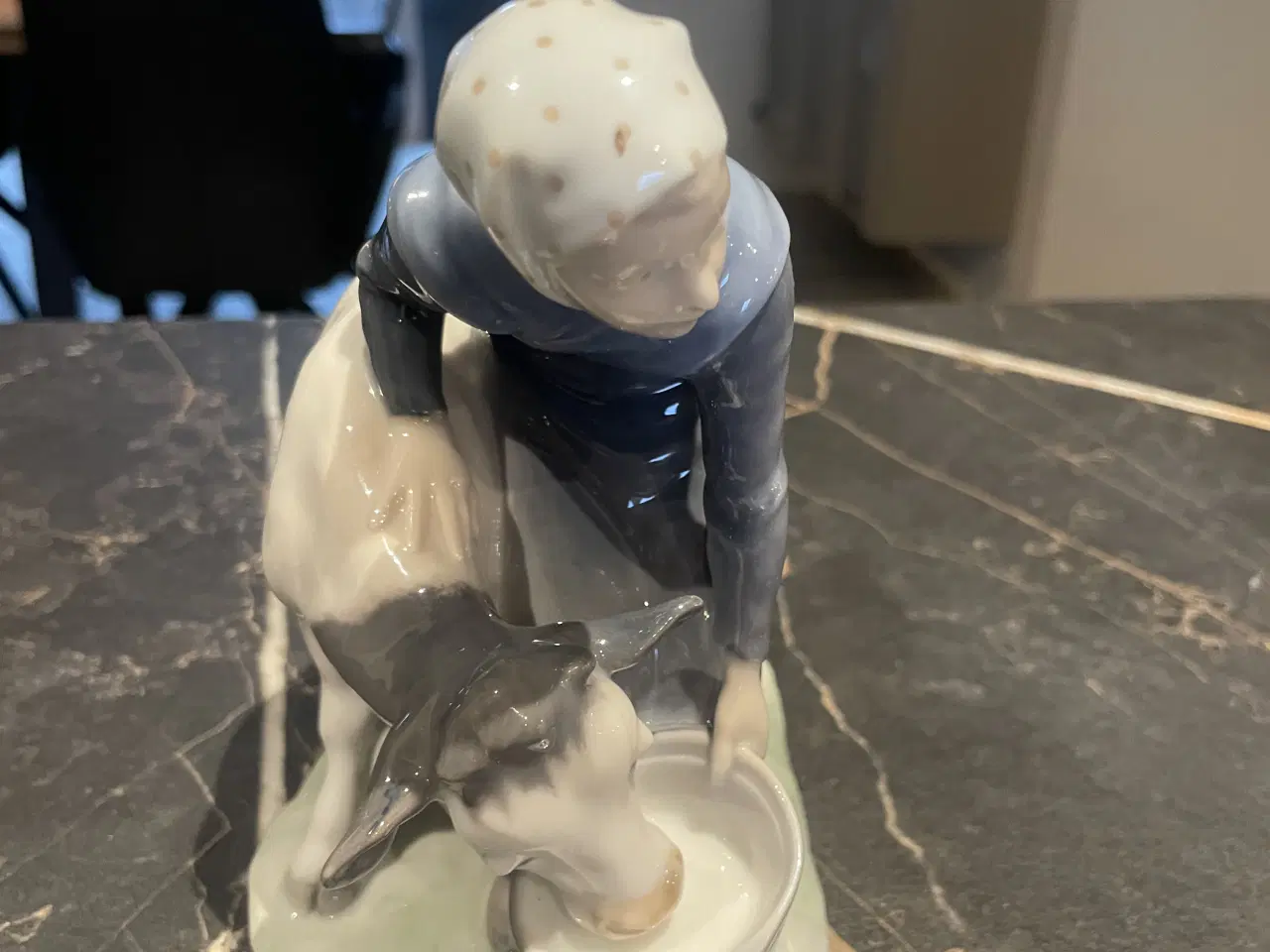 Billede 1 - Pigen med kalv Royal Copenhagen. 