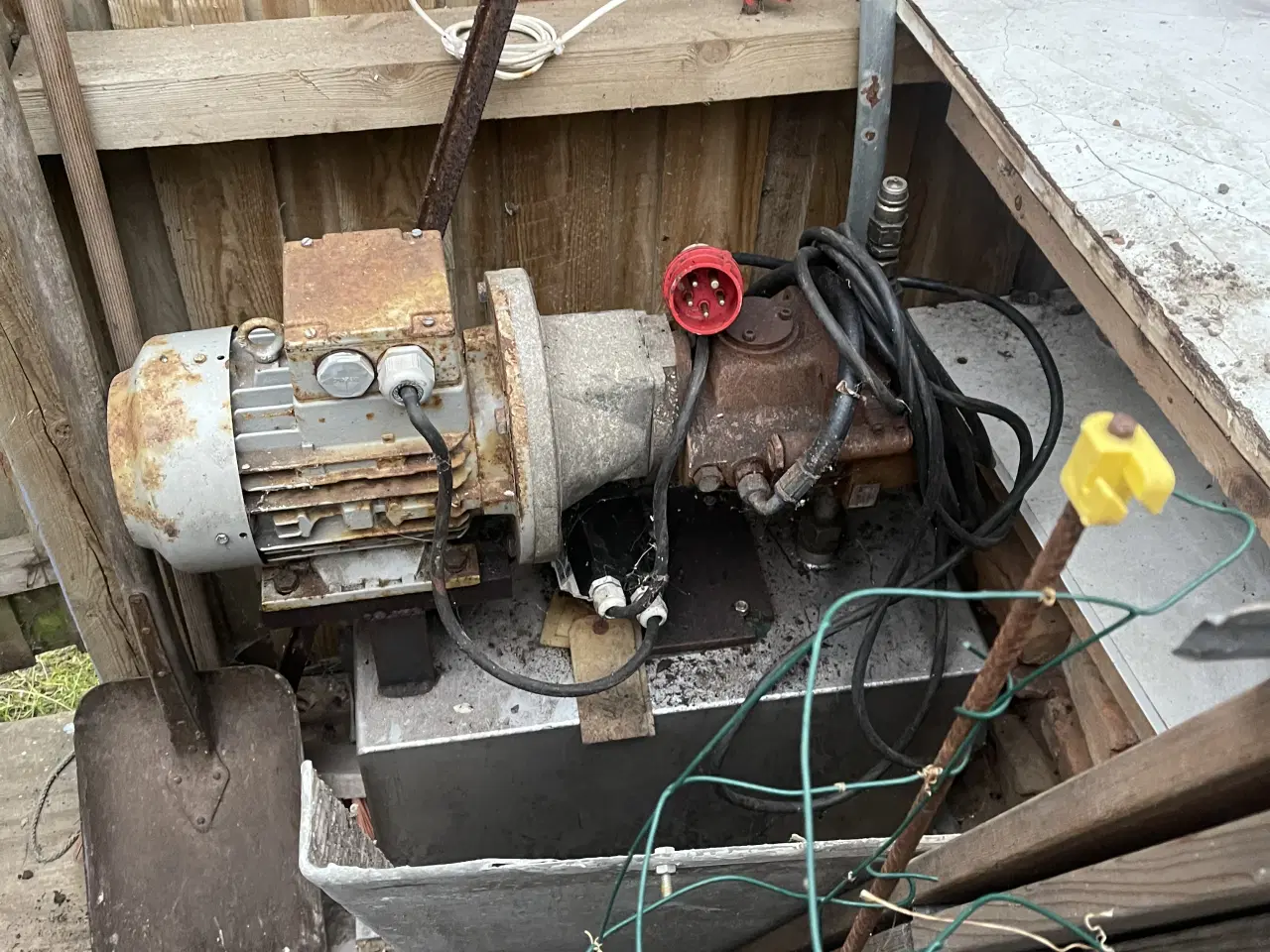 Billede 1 - Hydrostatik station og brændekløver