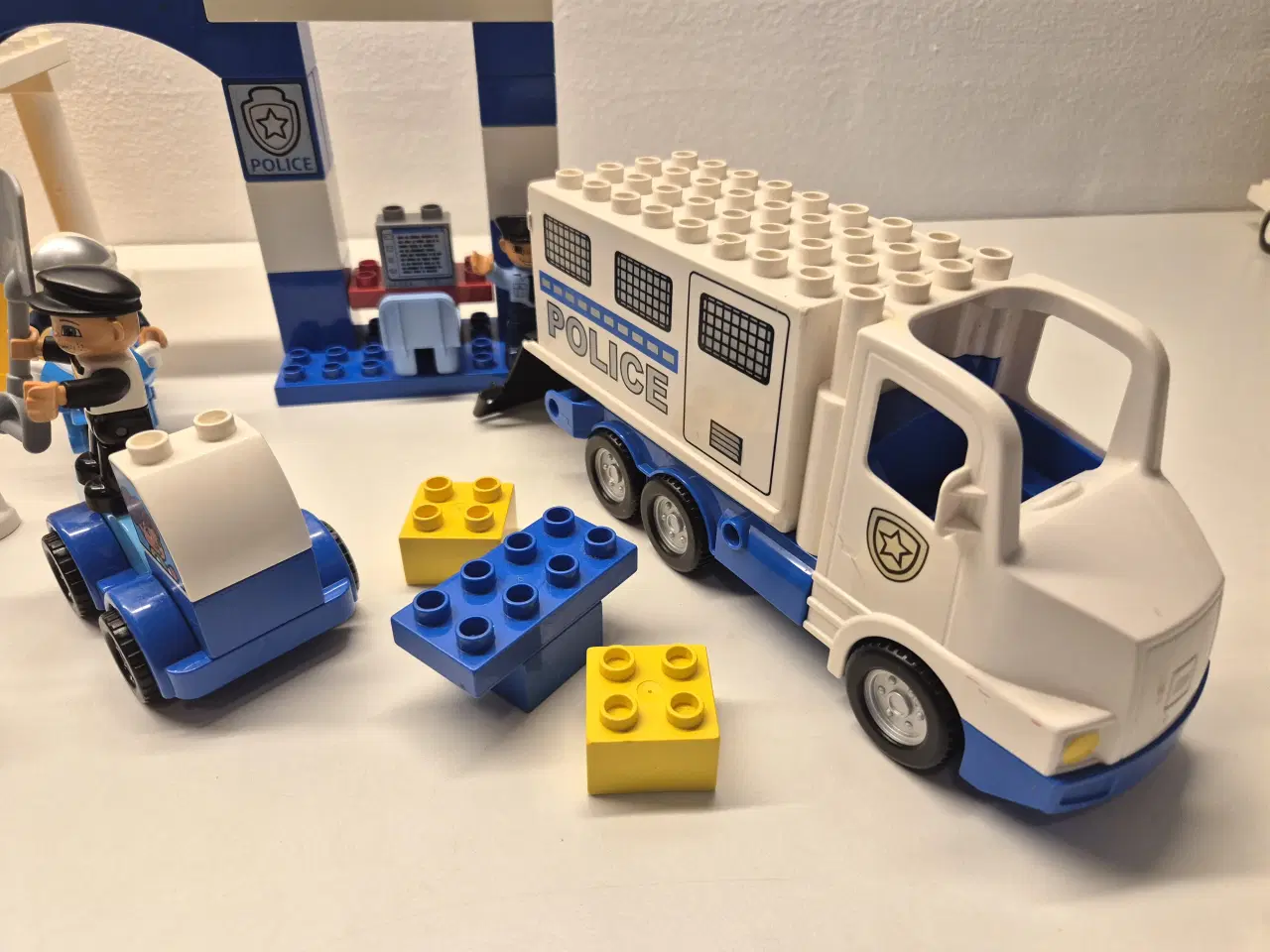 Billede 2 - Duplo Politi , Fangetransport, Politibil med blink