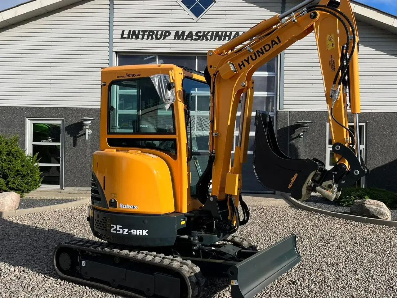 Billede 21 - Hyundai R25Z-9AK Robex med Tilt-Mann tilt skifte samt Engcon skovl. Udlejes, også med forkøbsret.