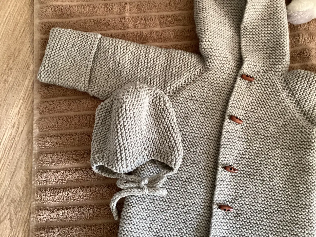 Billede 4 - Håndstrikket Selmas sovedragt med hue og futter 3-