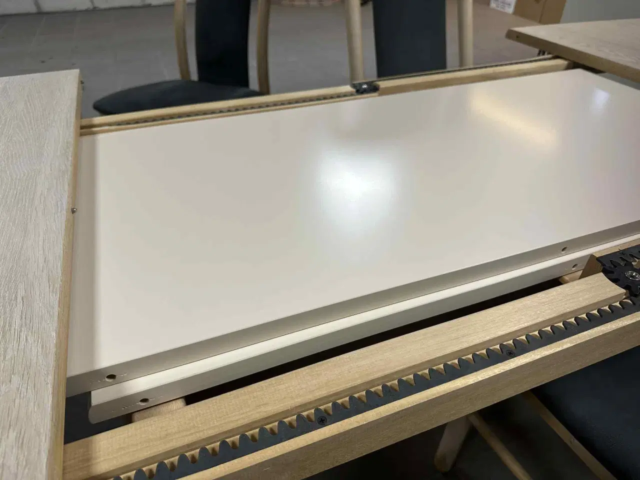 Billede 8 - Spisebord med fire stole sælges.