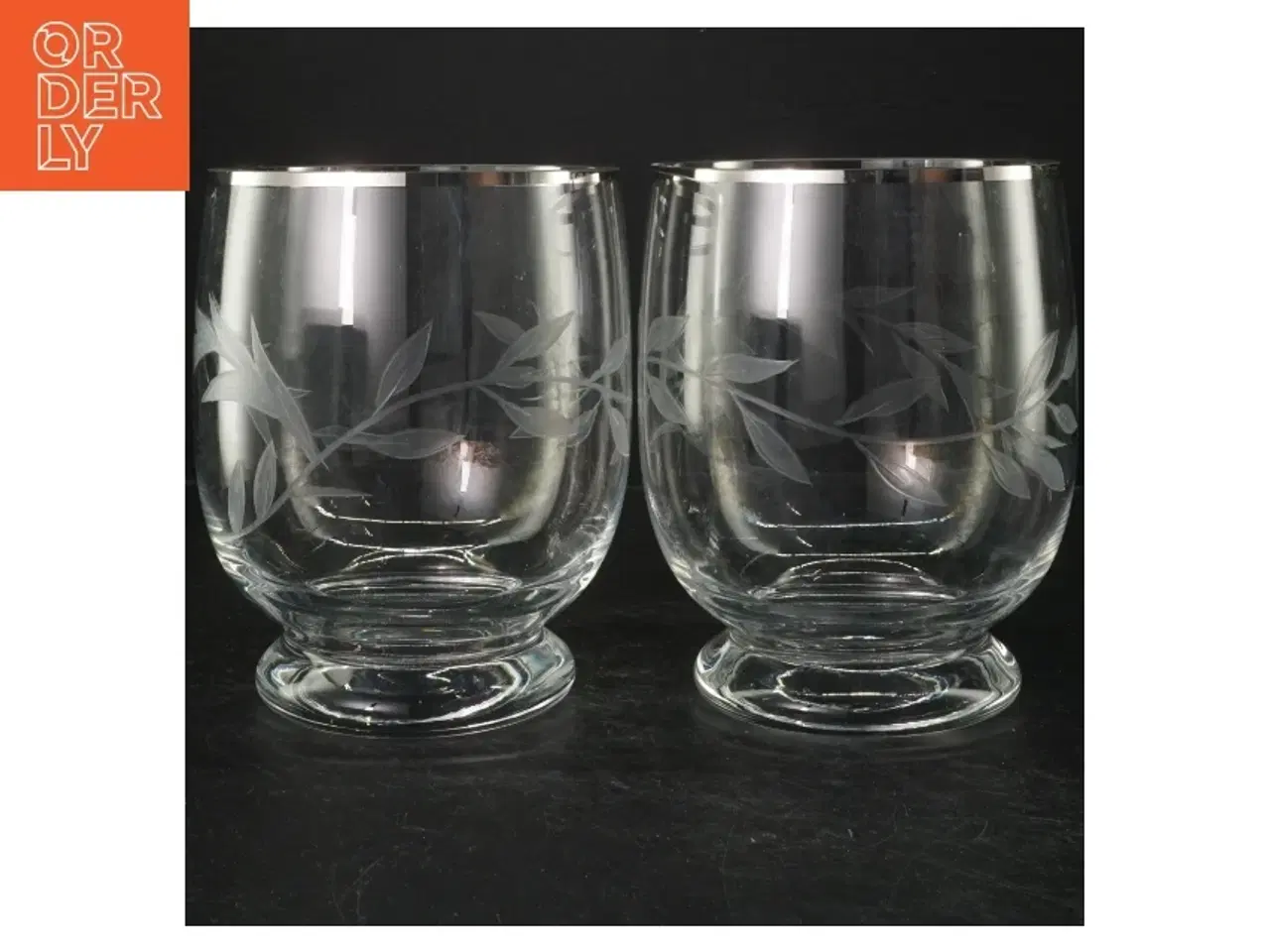 Billede 1 - To store glas/lanterner med slebet mønster og sølvkant (str. Ø. 14 cm. længde. 18 cm)