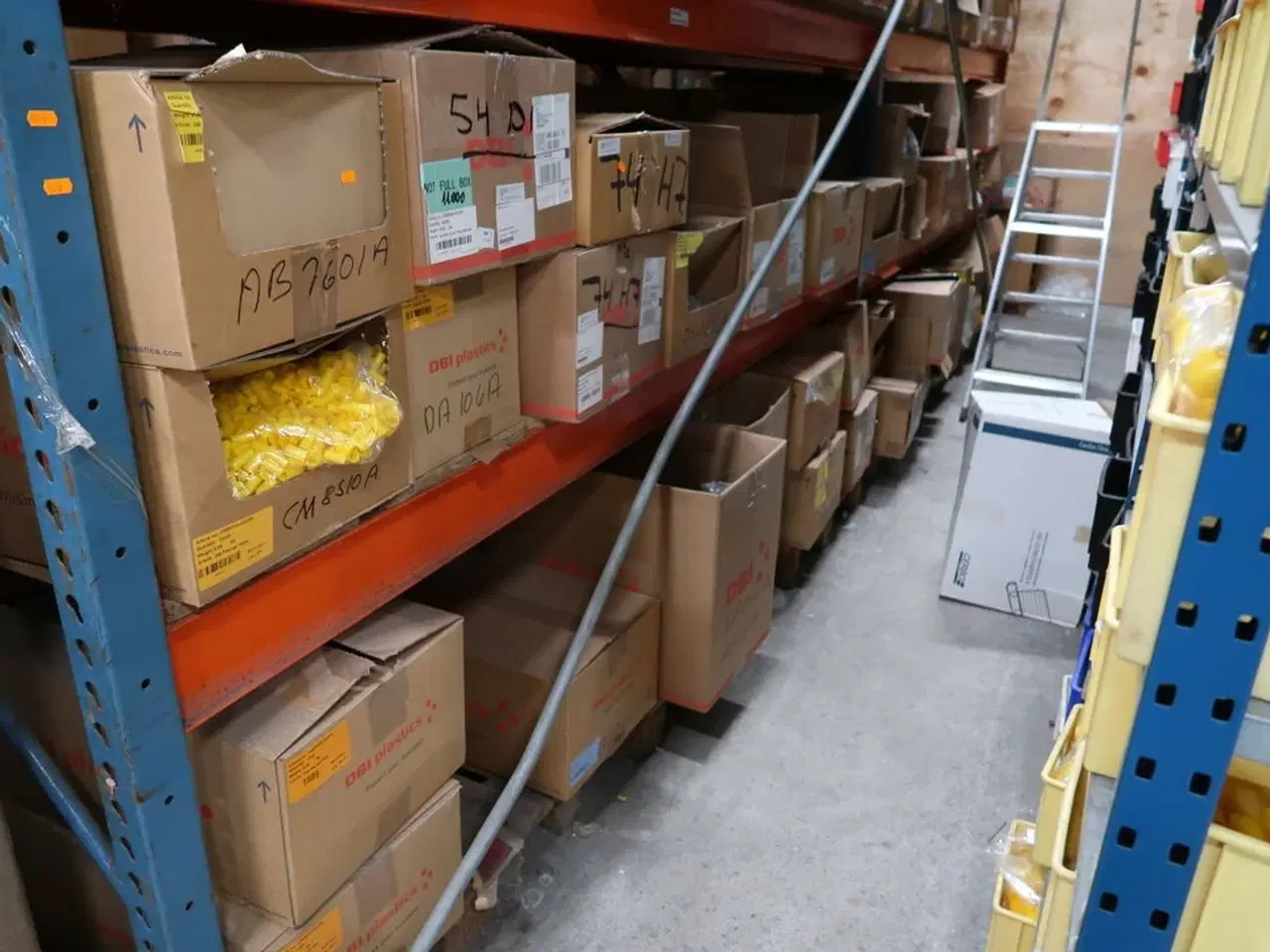 Billede 2 - Indhold i 2 fag lagerreoler