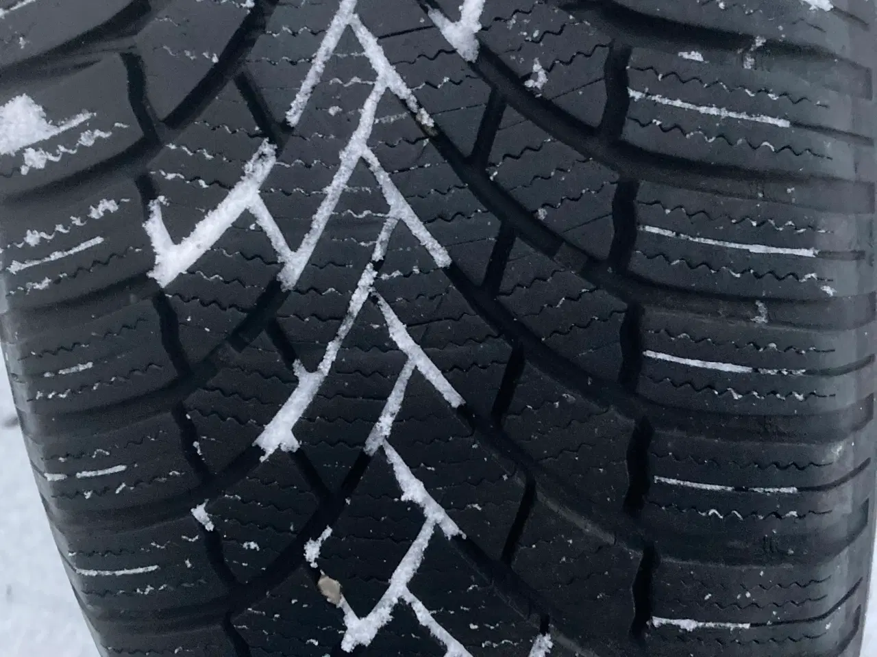Billede 2 - 4 stk Vinterdæk og fælge. Som nye. Kun 2 år gamle.