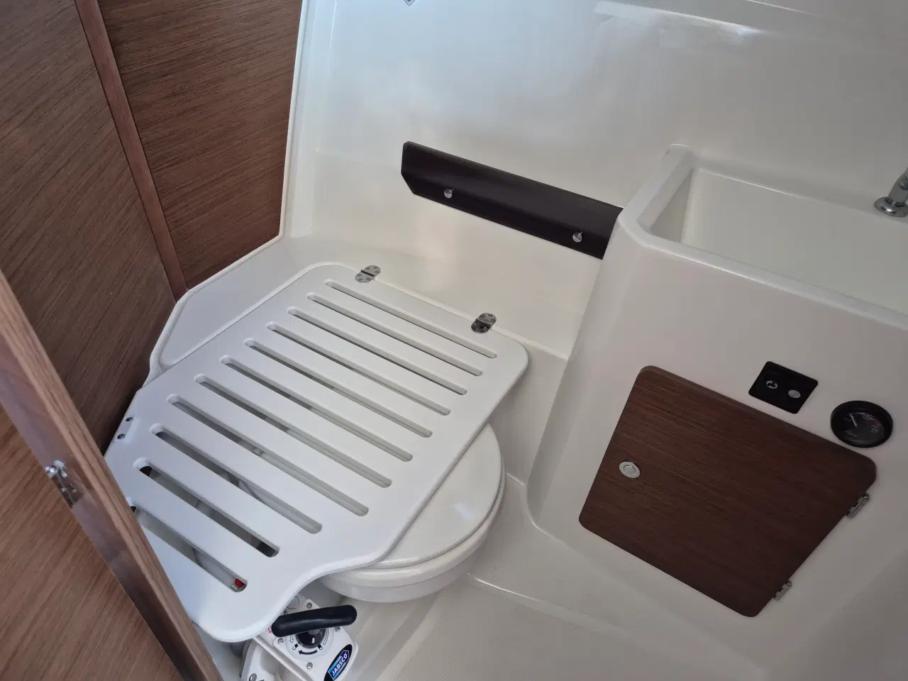 Billede 12 - Jeanneau 795, 200hk, som ny, 2022