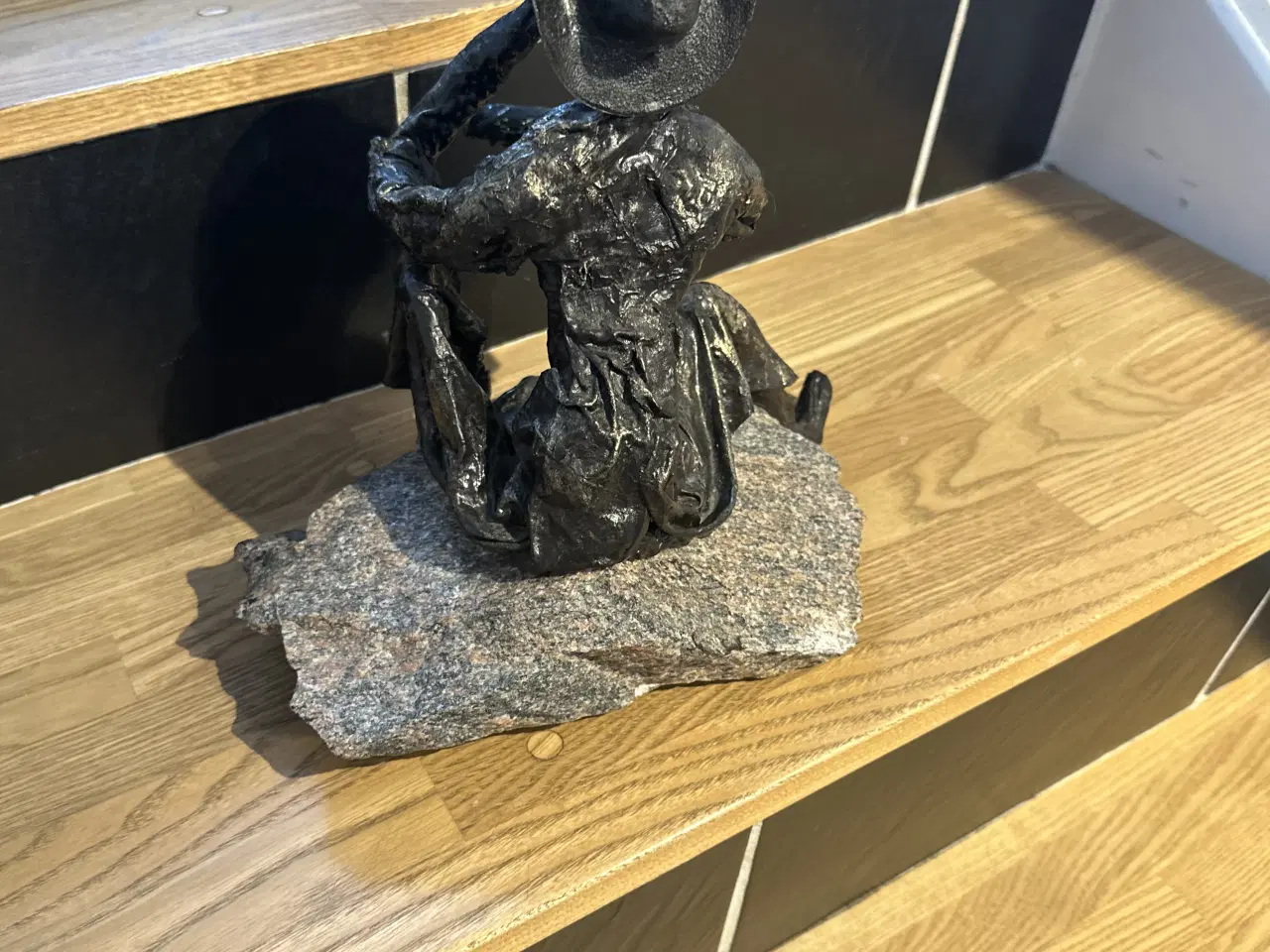 Billede 3 - Bronzeskulptur monteret på en natursten