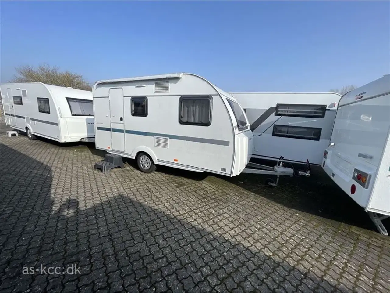 Billede 2 - 2022 - Adria Aviva 400 DK   Adria Aviva 400 DK årg 2022 4 sovepladser, 4 siddepladser Posemarkise, Isabella Sun Shine med front.