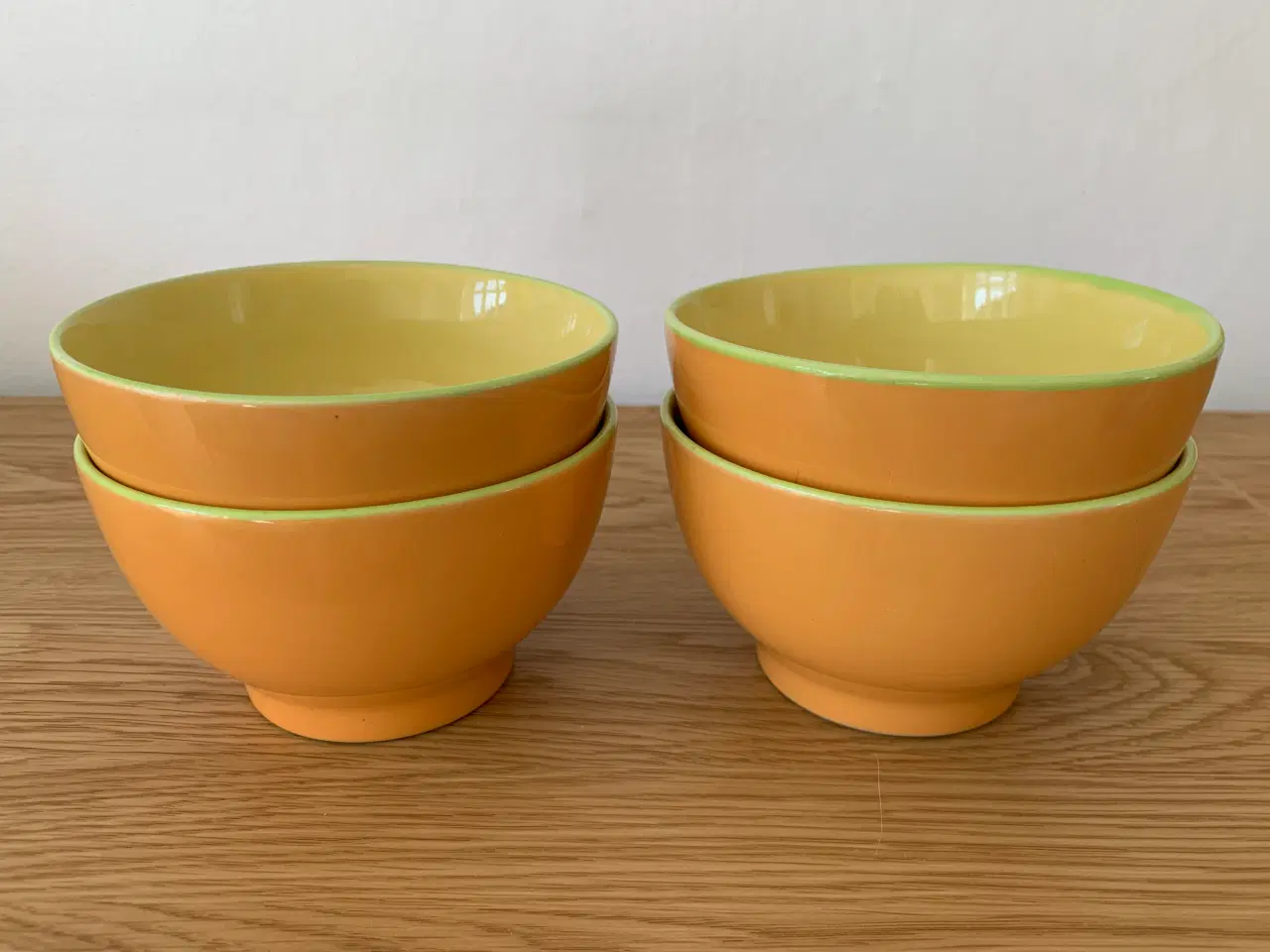 Billede 1 - 4 skåle, citrongule indvendig og orange udenpå
