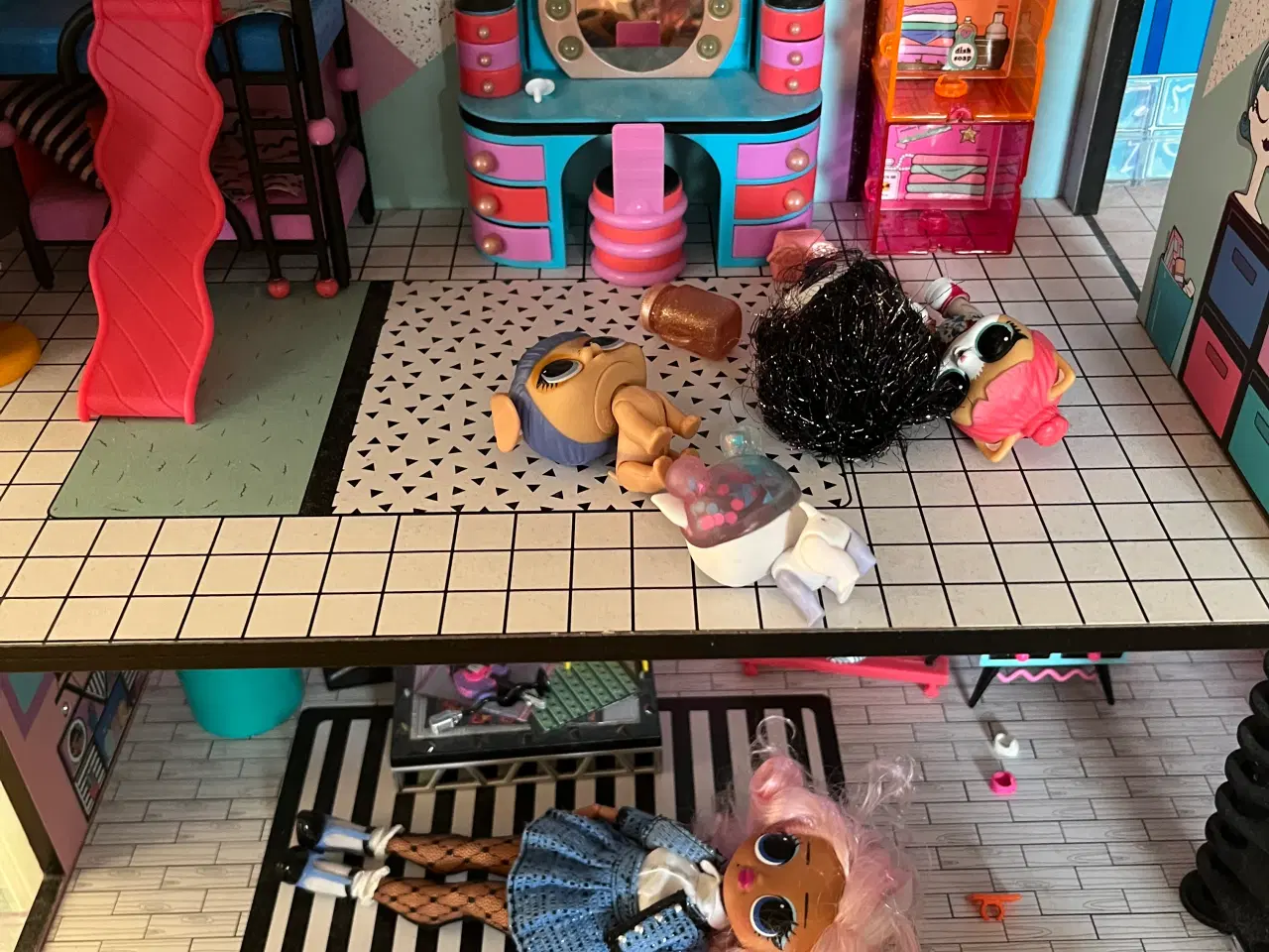 Billede 3 - LOL Surprise dukke, dukkehus, tilbehør og OMG Doll