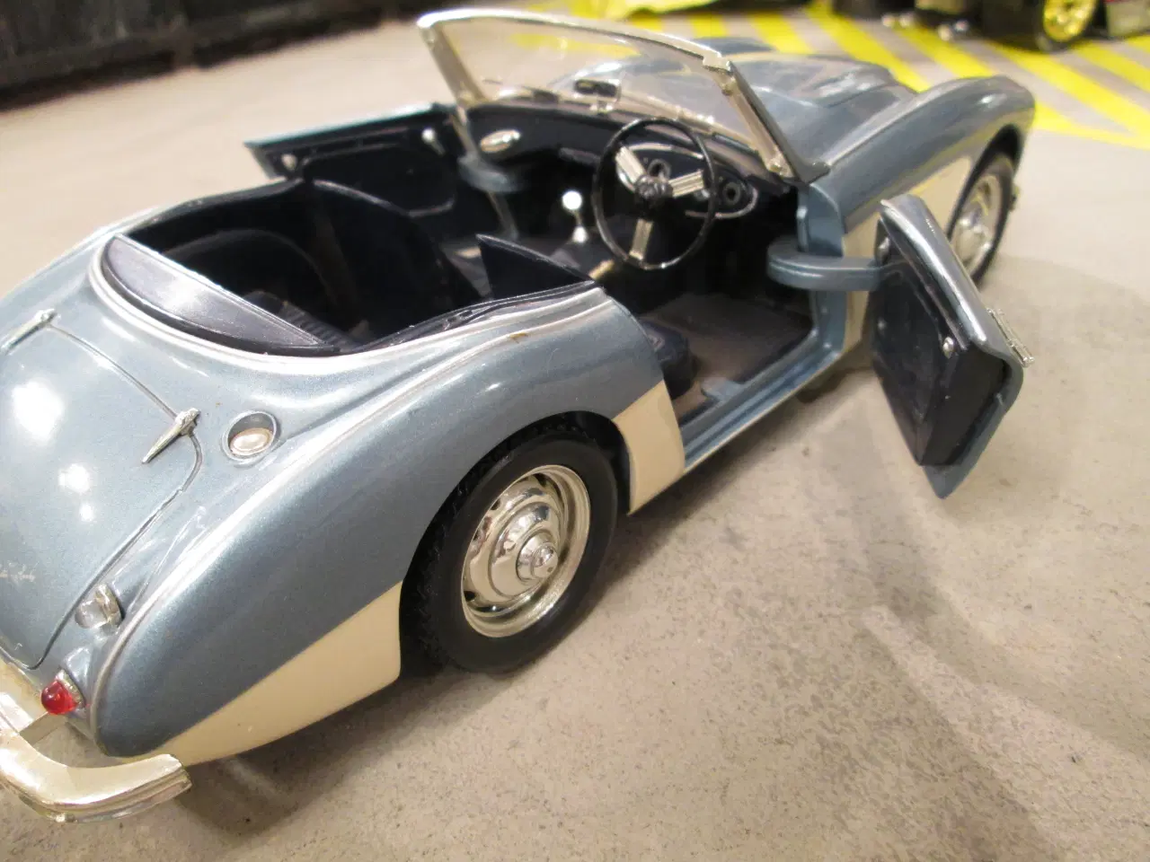 Billede 4 - Modelbil 1:18  Austin Healy  ERTL