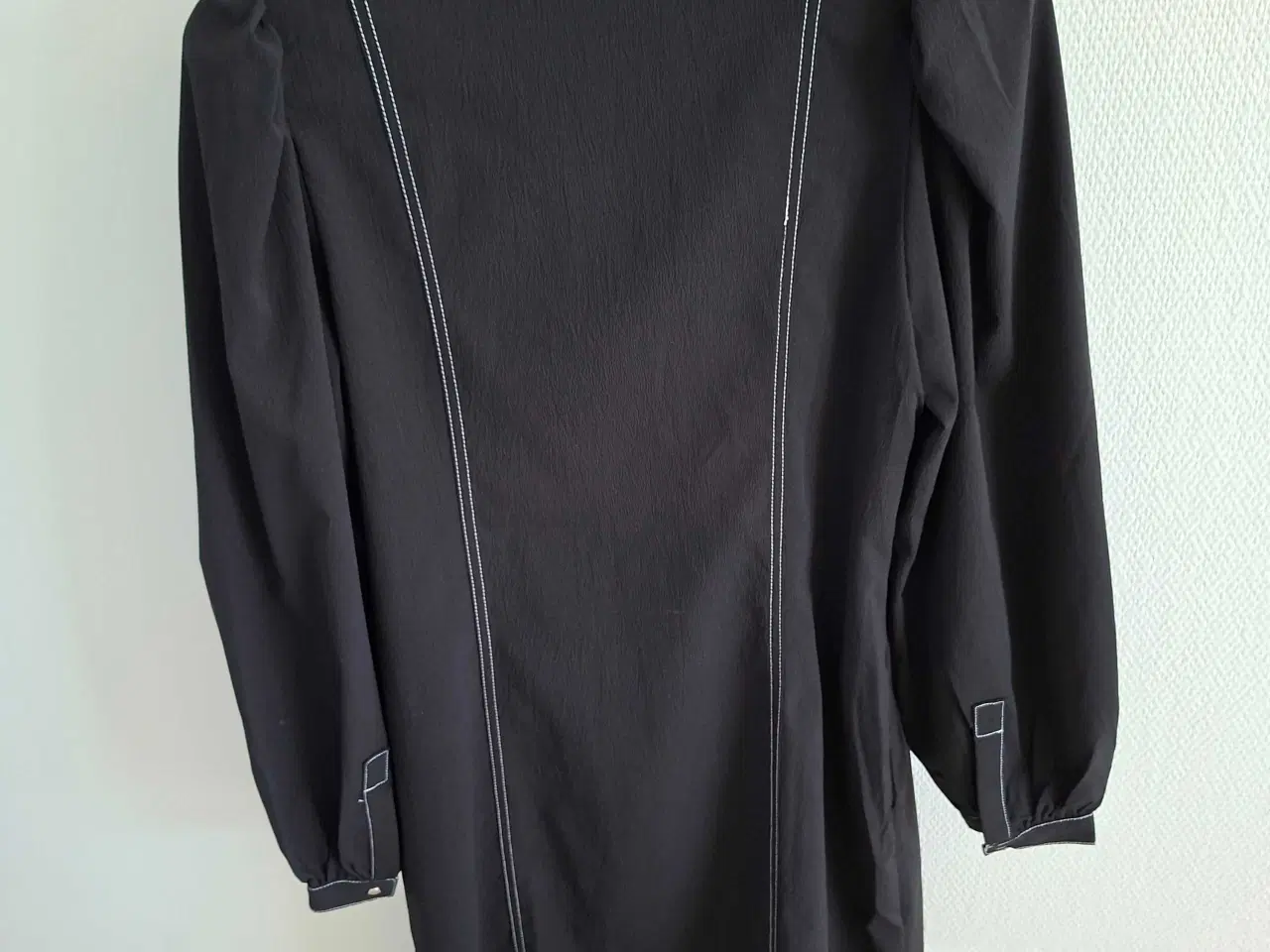 Billede 1 - Sort kjole fra Numph