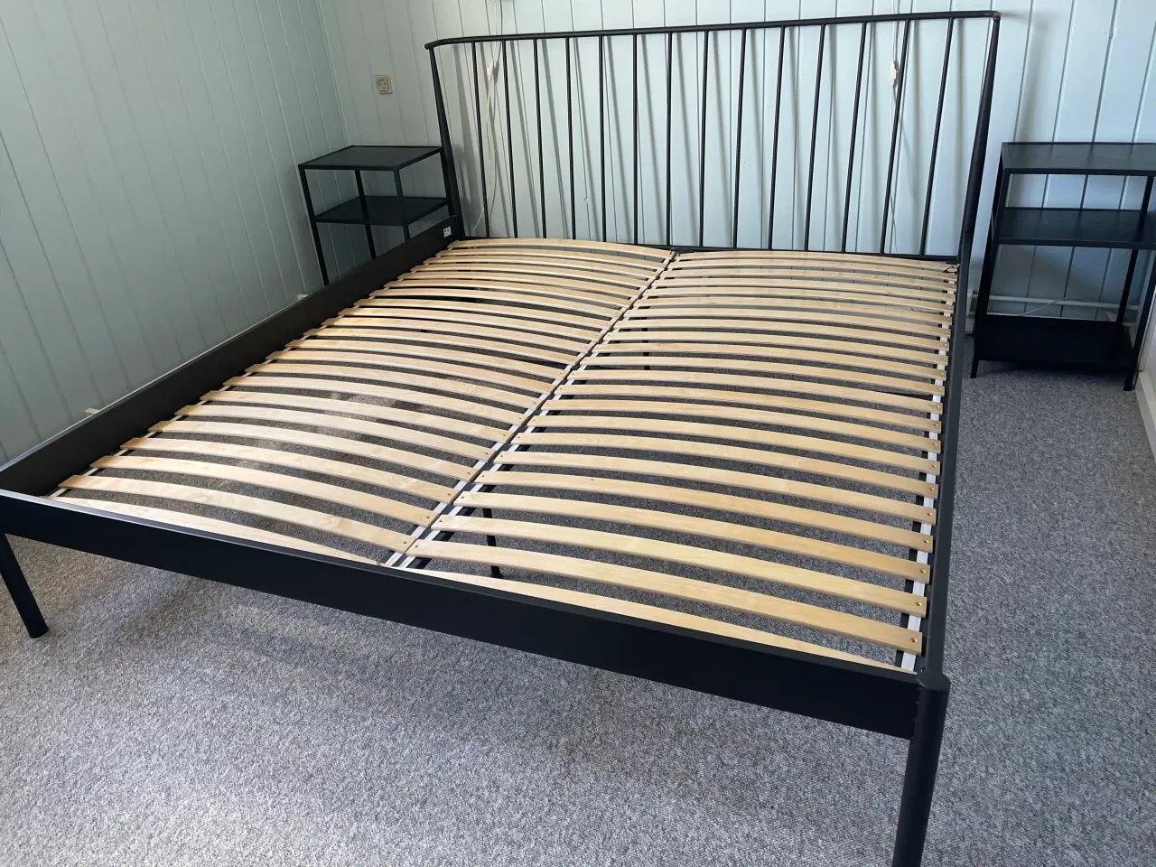 Billede 4 - Dobbelt seng med natborde.