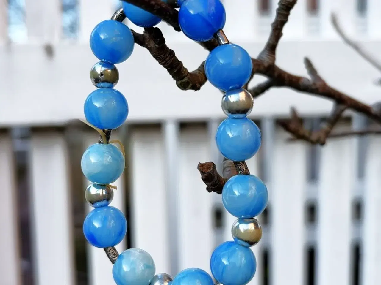 Billede 1 - Elastisk armbånd med blå og sølvfarvede perler