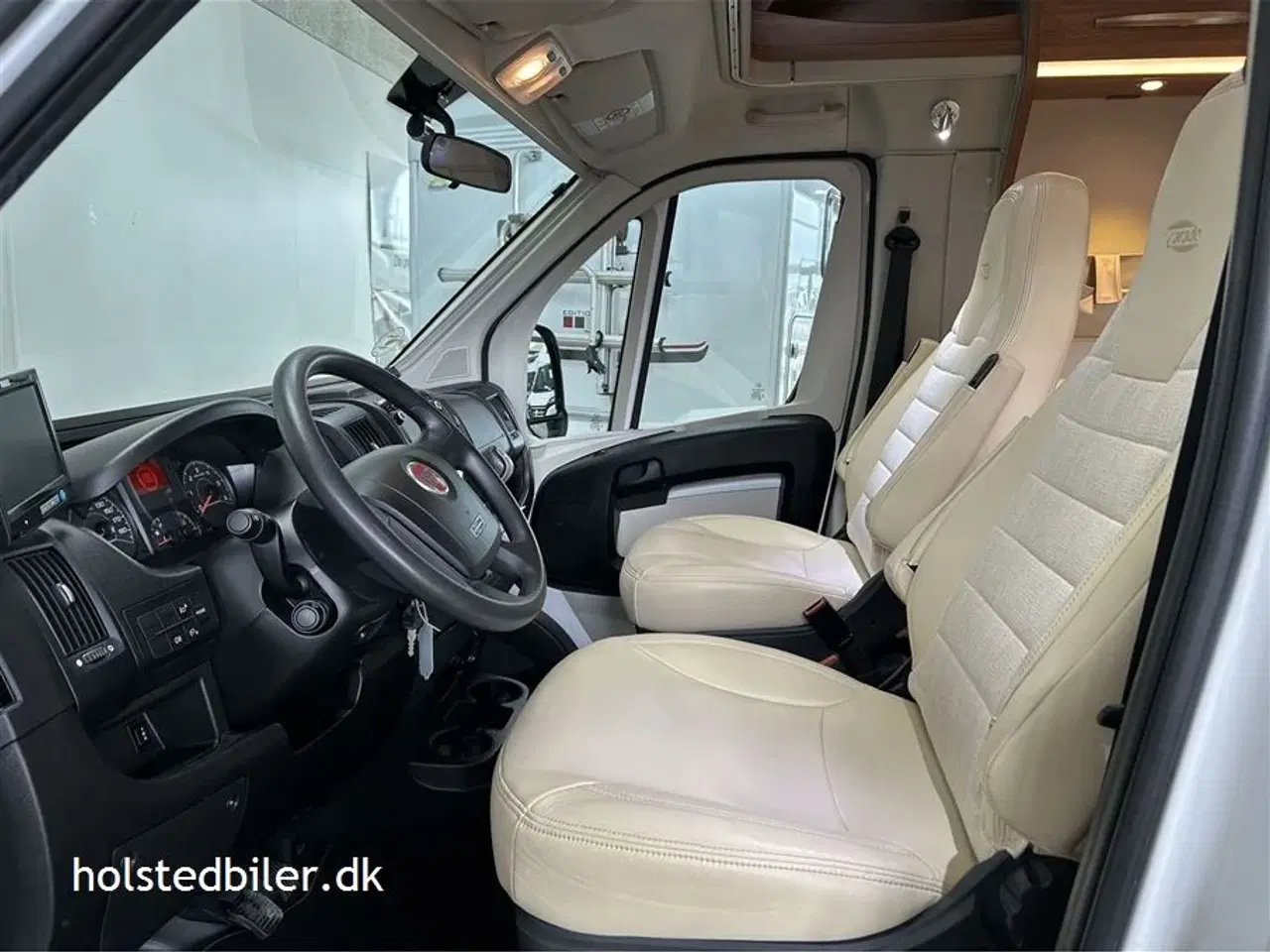 Billede 6 - 2017 - Carado T 449 Perfect 10   Automatgear, queensbed og udstyr.