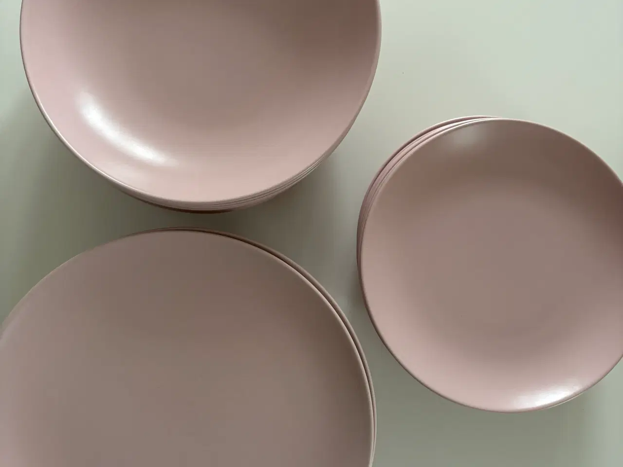 Billede 3 - Lyserødt tallerkensæt fra IKEA