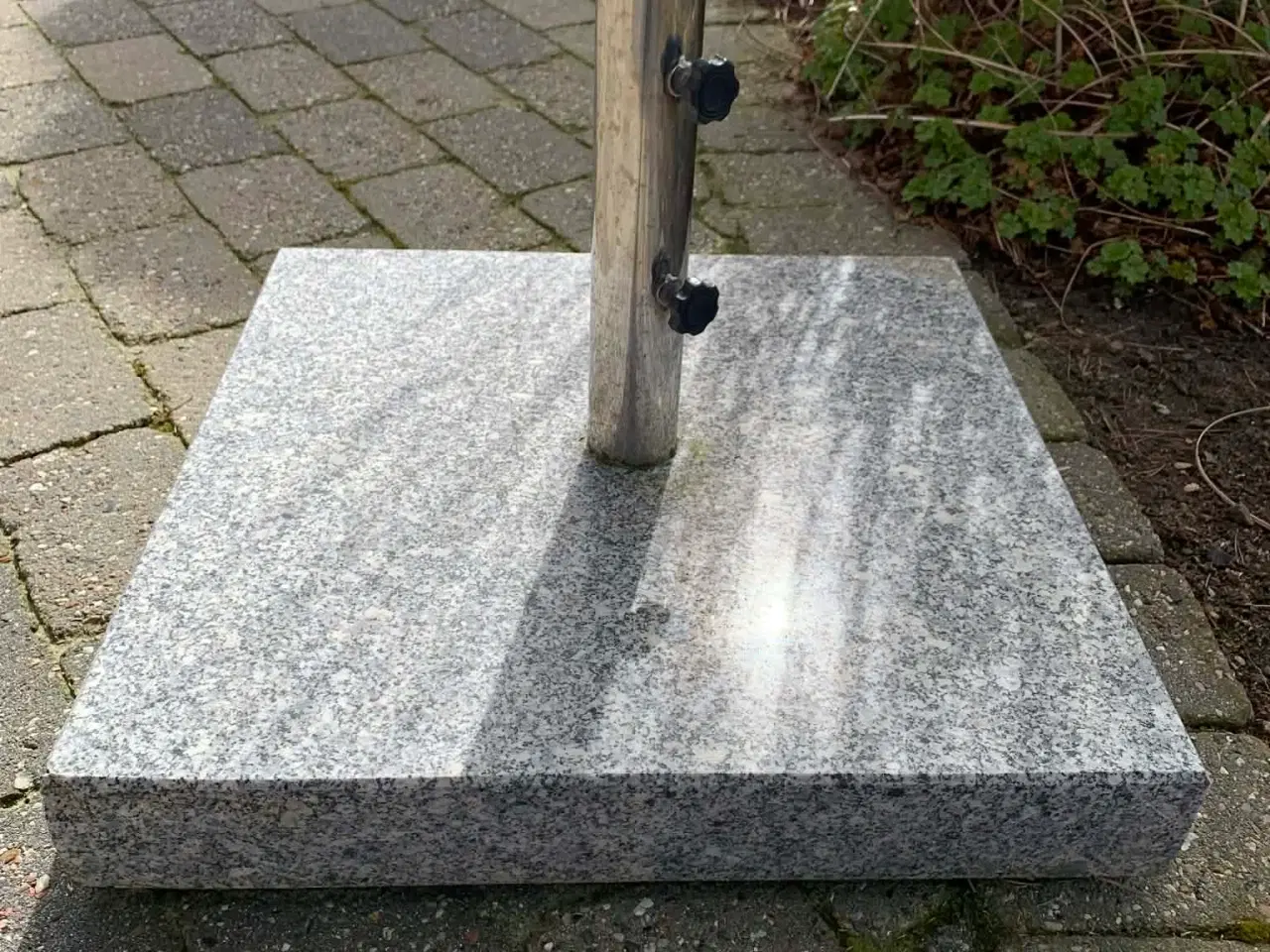 Billede 4 - Skagerak parasol i beige med træstang og granitfod