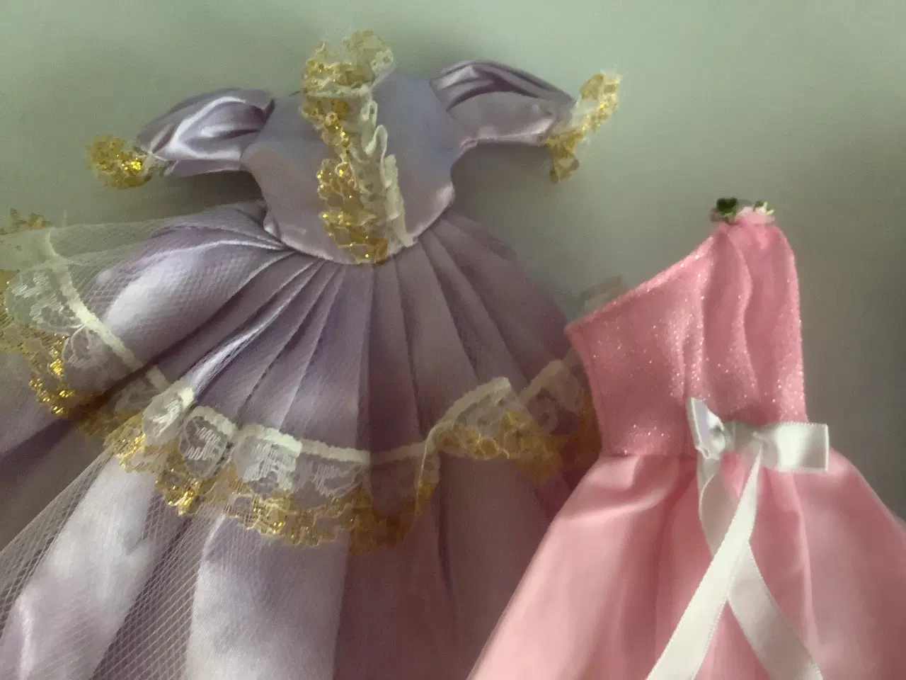 Billede 7 - Lange kjoler til Barbie. Samlet pris 25 kr.