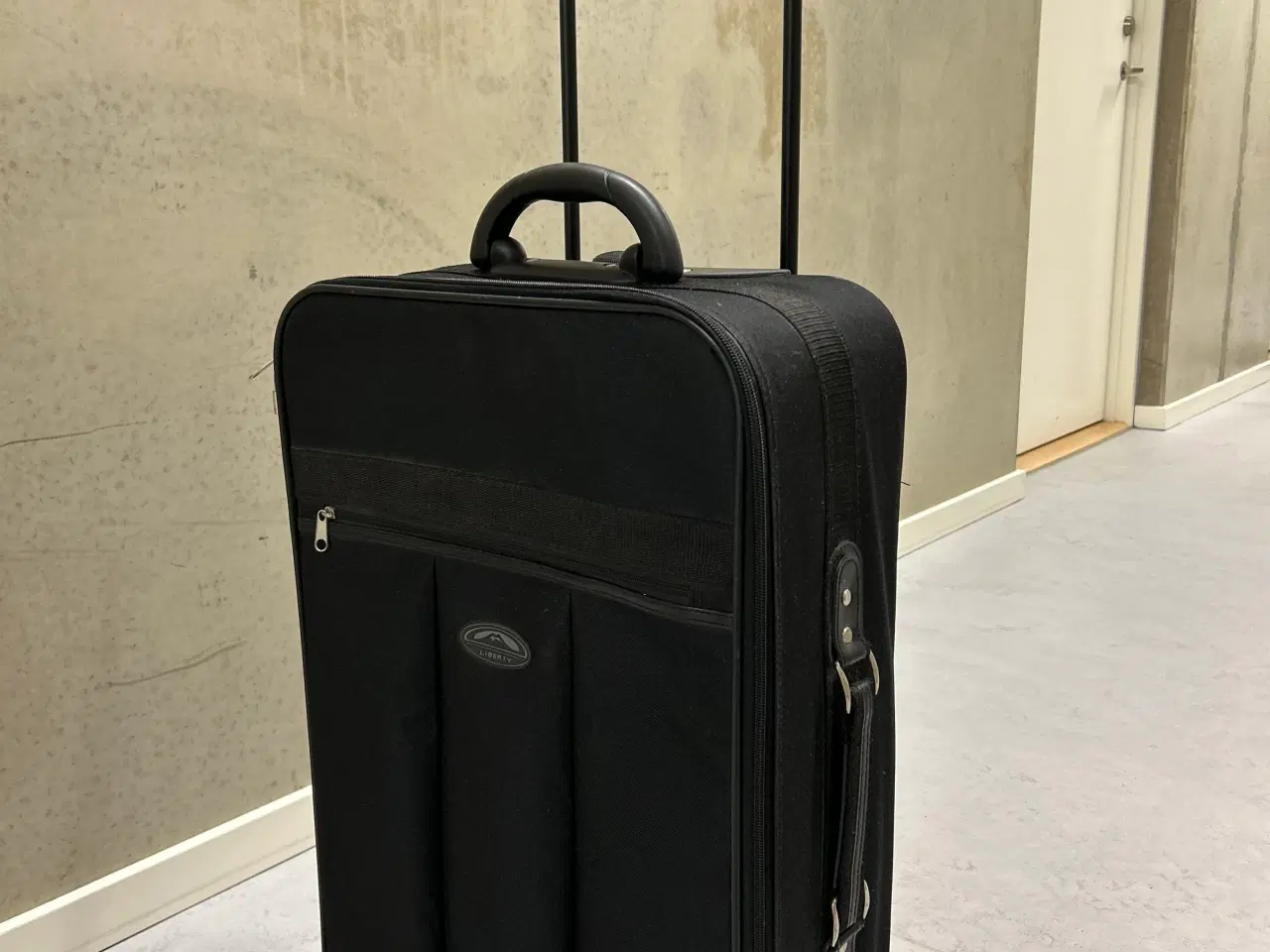 Billede 1 - Super lækker kuffert i perfekt stand, kun 250 kr!