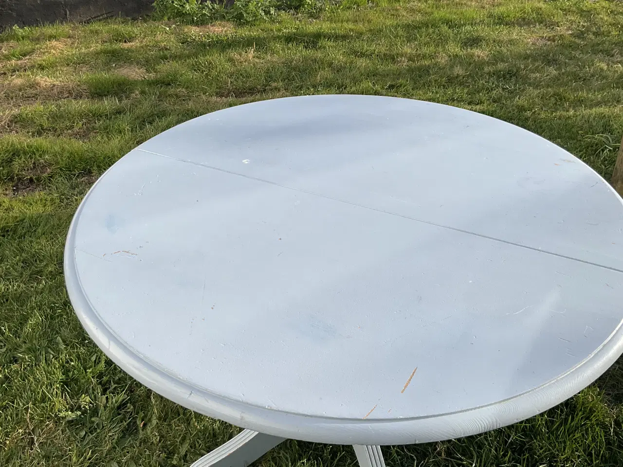 Billede 2 - Rundt Spisebord i malet fyrretræ m. Udtræk