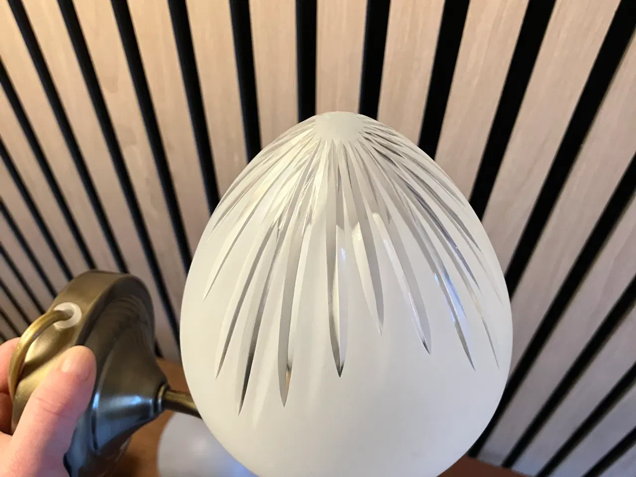 Billede 4 - 2 stk væglamper i messing med skærm af glas-solgt